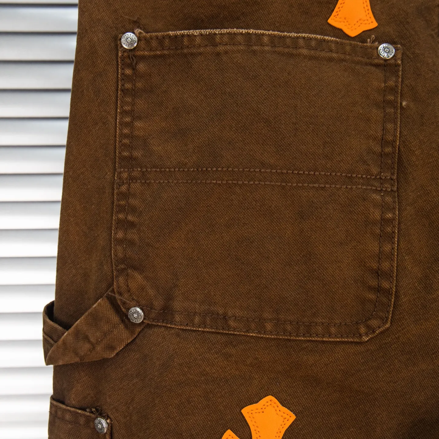 P290 Chrome Hearts Chrome Hearts Brown Logging Orange Multi-leather Jeans Multi-leather standard workwear jeans and jeans need to be washed and then disassembled and hand-stitched with sheepskin cross leather and then spliced to complete. The whole process is too complicated to describe. About Chrome Hearts This is an extremely luxurious fashion brand that can also be called the nobility of the high street. It has always been an exclusive brand for some hipsters or the second generation of rich people. Compared with ordinary high streets, it is more luxurious and noble. Compared with luxury brands, it is more fashionable and individual. It has always been a brand that I have a special liking for. Style number: 1787# Color: Brown Size: 28 30 32 34 36